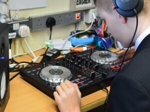 DJ urban music teacher in schools - services for education - music service 400