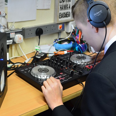 DJ urban music teacher in schools - services for education - music service 400